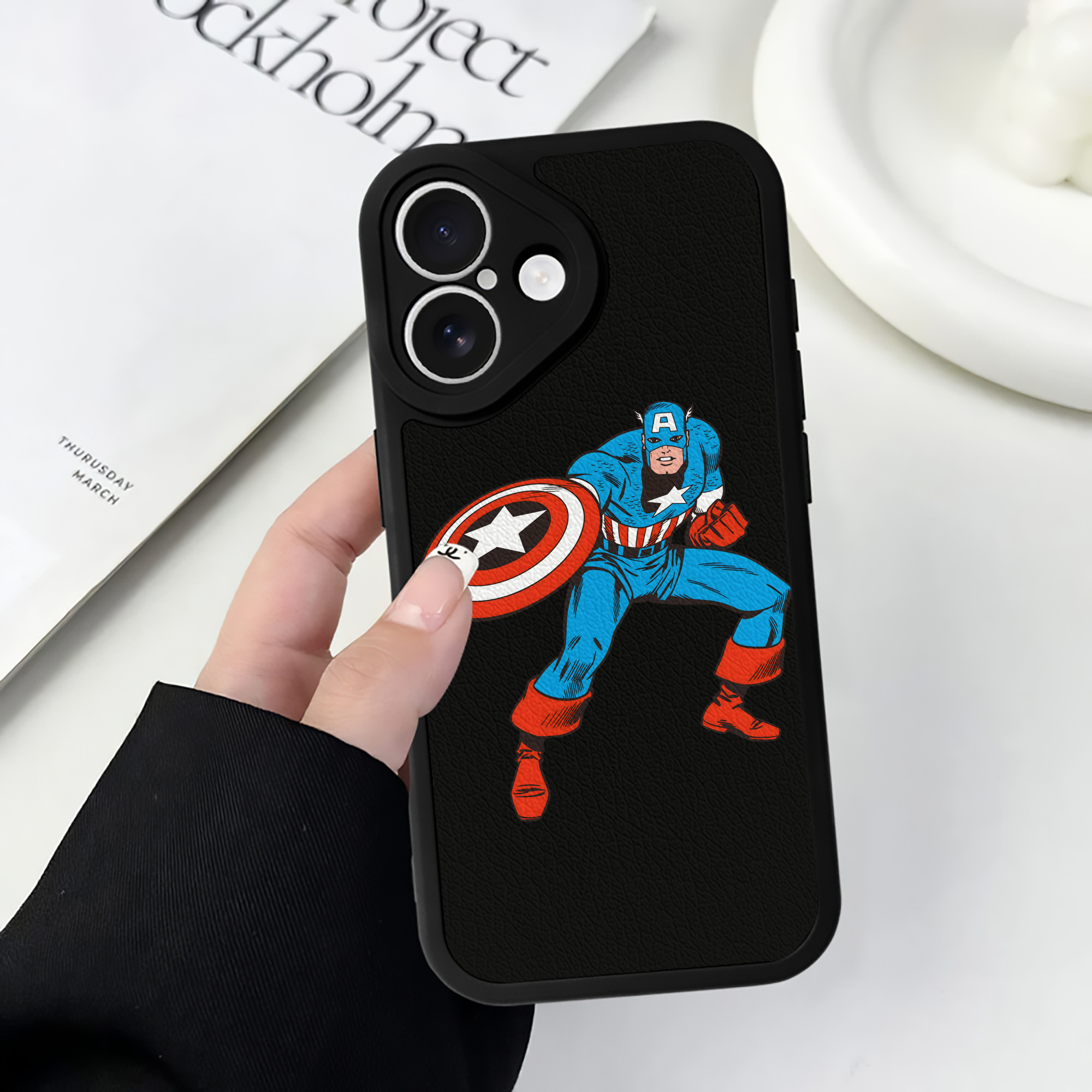 （画像用） アベンジャーズ The Avengers 【iPhone 16シリーズ対応】シリコンスマホケース（レザー調） 材質：シリコン